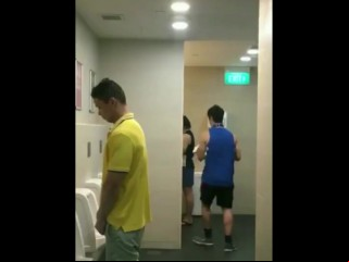 厕所里的男人